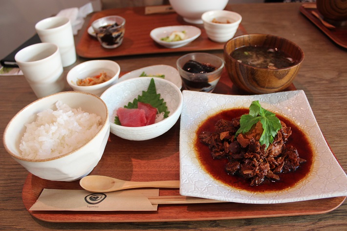 めかじき中落ちに付け定食