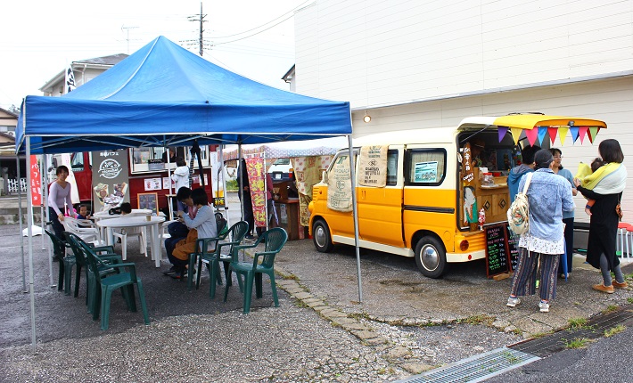 うしくにぎわいマーケットで飲食店ブースを回る人たち