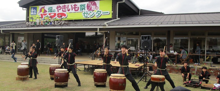 八千代道の駅で和太鼓の演奏を披露