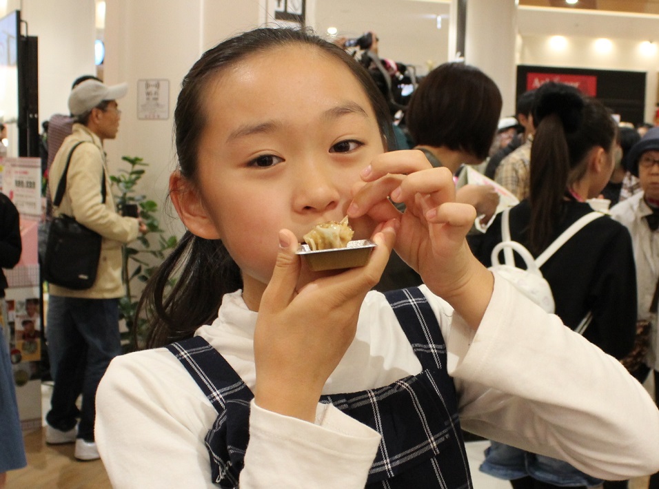 みろべーの「味噌焼売」を試食。「おみその味が際立っておいしい！」