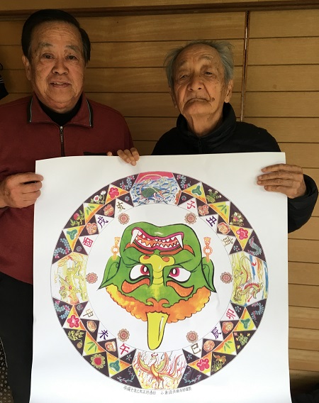 三社大神総代長の中村さん（左）と的の絵を描いた小倉さん（右）