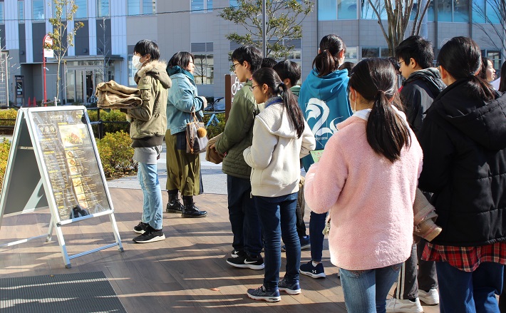 カフェのメニューを見る中学生