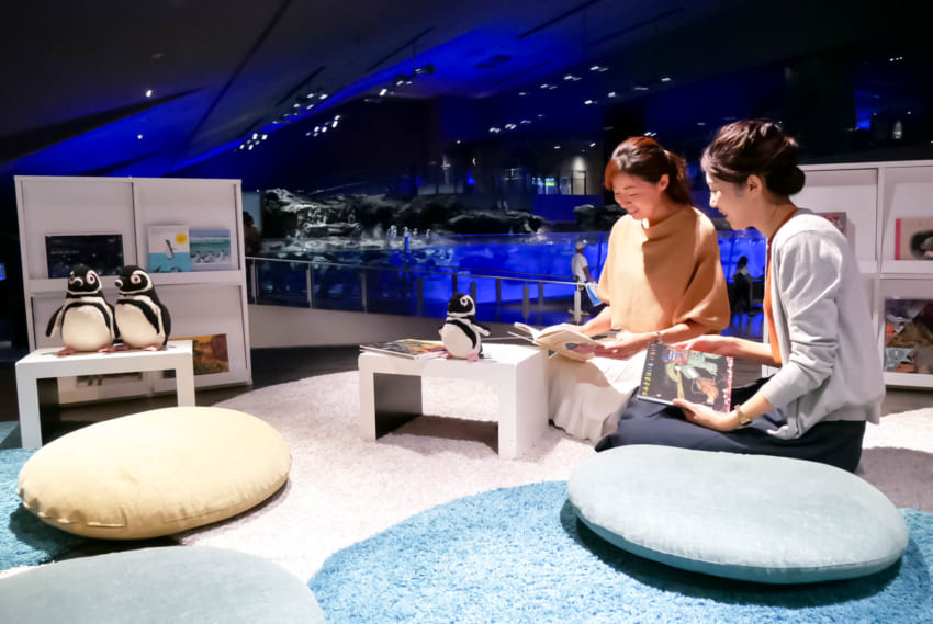 すみだ水族館内リーディングテラス。ゆったりくつろげるスペースとして人気。