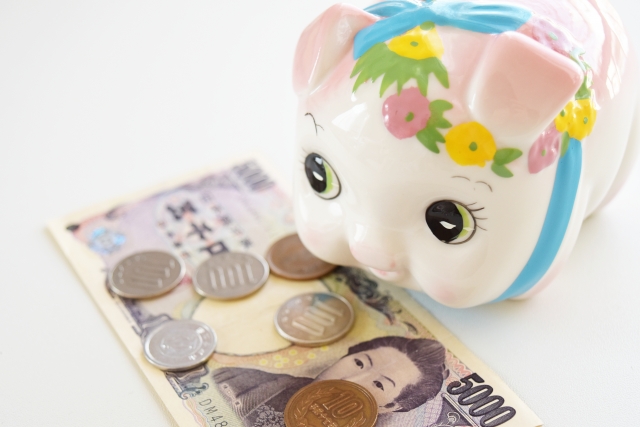子どもがおこづかいを貯めるための貯金箱