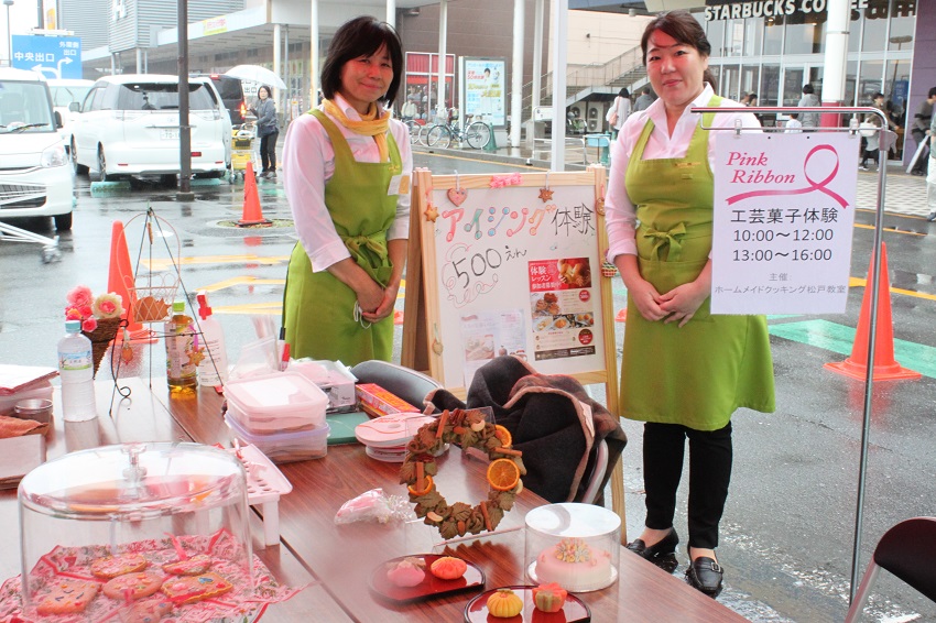 ピアラシティみさとでのイベントの様子。「ホームメイドクッキング松戸」主催による工芸菓子体験で、アイシングクッキー作りが行われました。