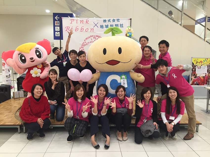 イオンモール柏で「ちいき新聞」キャラクターの「ちいきくん」と、ちいき新聞読者コミュニティ「ちいきラボ」に登録するママたちと記念撮影。
