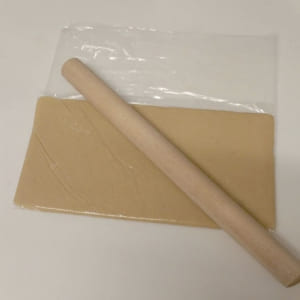 ビスケットはビニール袋に入れて伸ばすと均等の厚みになります