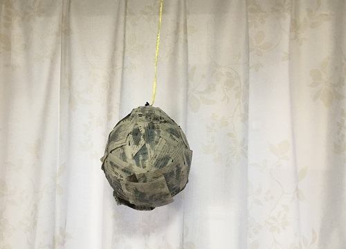 ピニャータの土台は、風船と新聞紙で作ります。全面貼り終えたら半日以上吊るしてのりをしっかり乾かします