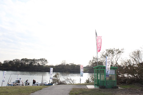 取手緑地運動公園の駐車場近くにある船着場。無料で駐車OK