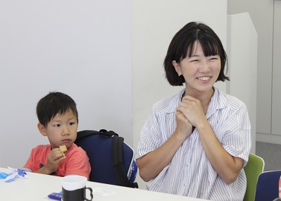 ソーラーパネルの座談会で話すママと子ども