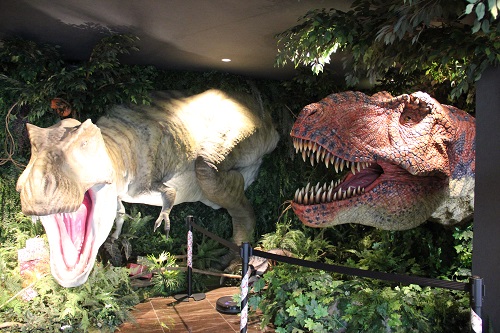 東京ディズニーリゾートからすぐの変なホテル舞浜東京ベイのロビーには巨大なティラノサウルス。アメニティの一部はロビーからピックアップ