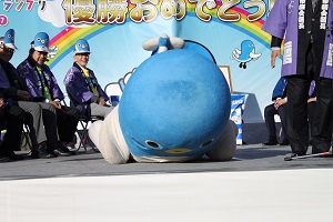 うなりくん、ゆるきゃらグランプリ2017優勝のため覚えた土下座を披露③