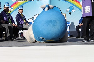 うなりくん、ゆるきゃらグランプリ2017優勝のため覚えた土下座を披露②