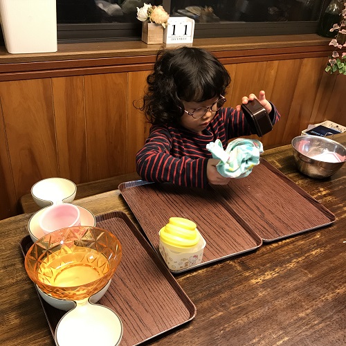 お皿をふいたり並べたりはお手のものです。