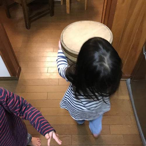 一番年下の子も配膳のお手伝い