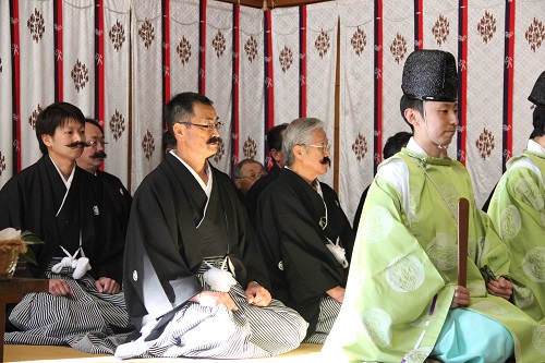 髭撫祭七引き合いの拝受の前