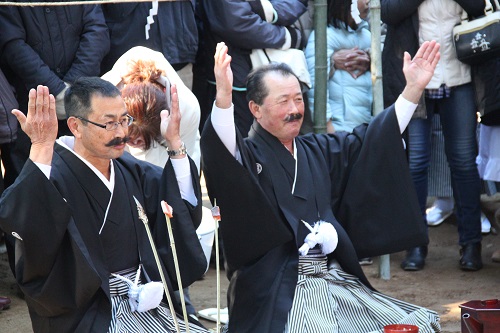 髭撫の仕草