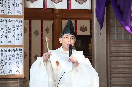 神主さんが髭撫祭を説明します。