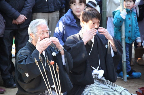 髭撫祭のひげを撫でる仕草
