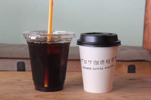 房総フラワーラインへのドライブで立ち寄ったブロワ珈琲焙煎所。館山道路「富浦」ICを下車し、館山バイパス(127号)を白浜方面に進み「南総文化ホール前」交差点を右折、内房なぎさラインに出たら左折し海を右手に海岸線を直進します。館山海上自衛隊前で突き当たり(右手にセブンイレブン)の信号を左折、50mほど坂を上った信号を右折し、100mほど先にある最初の左手路地(右手に「みさき庵」そば屋)を左に入り、両側が岩の切り割り道路を300mほど道なりに直進すると景色がぱっと開けた先に二股交差点が現れます。その交差点の中州に焙煎所があります。