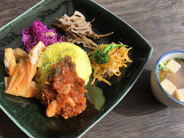 個性豊かなお店が集まる「KAWAGUCHI SHINMACHI」のカフェ「senkiya」では、日替わりでランチを提供。