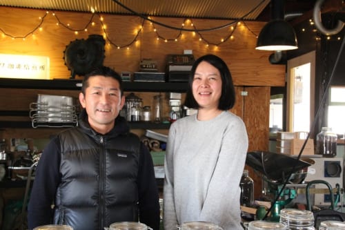 房総フラワーラインへのドライブで立ち寄ったブロワ珈琲焙煎所。館山道路「富浦」ICを下車し、館山バイパス(127号)を白浜方面に進み「南総文化ホール前」交差点を右折、内房なぎさラインに出たら左折し海を右手に海岸線を直進します。館山海上自衛隊前で突き当たり(右手にセブンイレブン)の信号を左折、50mほど坂を上った信号を右折し、100mほど先にある最初の左手路地(右手に「みさき庵」そば屋)を左に入り、両側が岩の切り割り道路を300mほど道なりに直進すると景色がぱっと開けた先に二股交差点が現れます。その交差点の中州に焙煎所があります。
