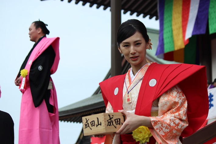 成田山新勝寺の節分会で豆まきをする西郷どん出演女優の北川景子さん