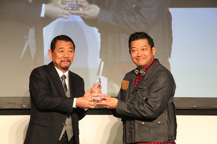 山口智充さんが受賞。クリスタルの授与