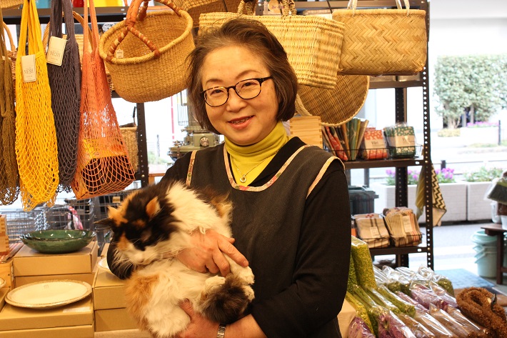 千葉県松戸市「山田屋の家庭用品」先代社長と看板猫
