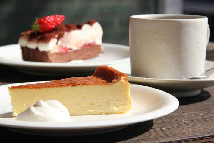 個性豊かなお店が集まる「KAWAGUCHI SHINMACHI」のカフェ「senkiya」の自家製ケーキ。