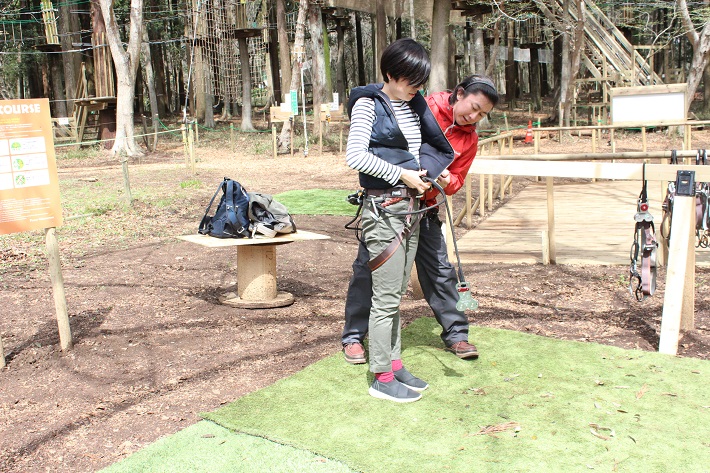 泉自然公園にオープンした「フォレストアドベンチャー」ではハーネスを装着