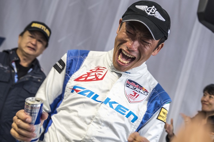 2017レッドブルエアレース年間王者に輝き歓喜