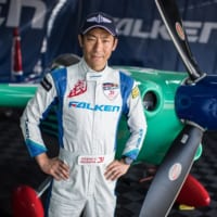 ＦＡＬＫＥＮの飛行機の前で室屋義秀さん