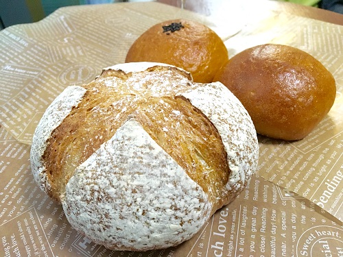 神崎のパン店「福ちゃんのパン」のカンパーニュなど