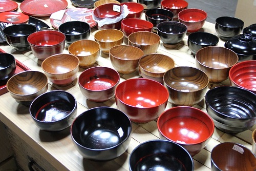 佐原にある荒物屋「植田屋」では漆器もお手ごろ価格で手に入る