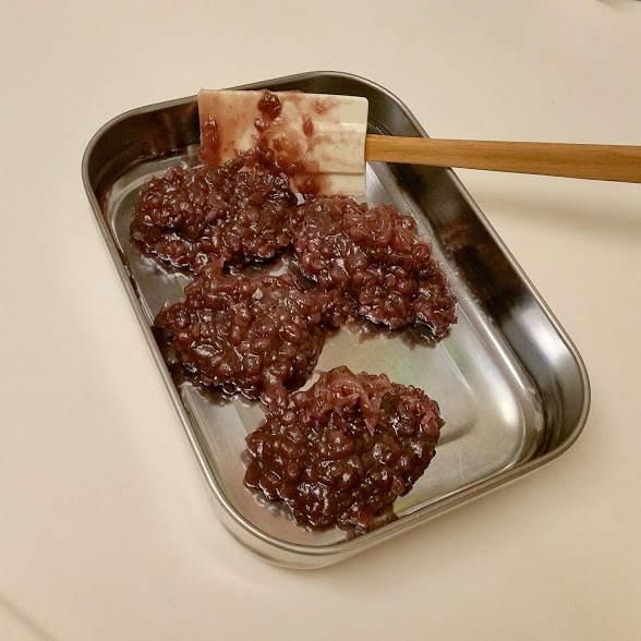自家製あんこ。作ったら広げて冷まします