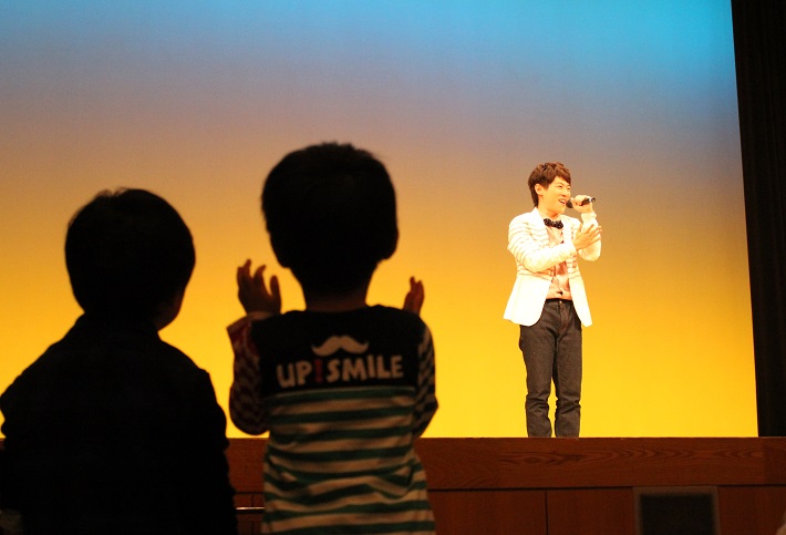 子供たちのためにミニコンサートで歌声を披露する千葉市出身のだいすけお兄さん