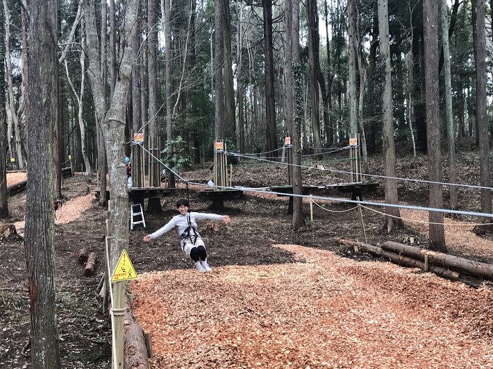 泉自然公園にオープンした「フォレストアドベンチャー」のジップスライドに挑戦