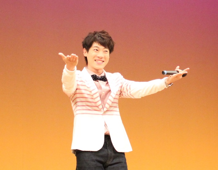 子供たちのためにミニコンサートで歌声を披露する千葉市出身のだいすけお兄さん
