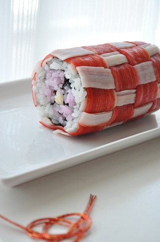かにかまを編んで作った飾り巻き寿司