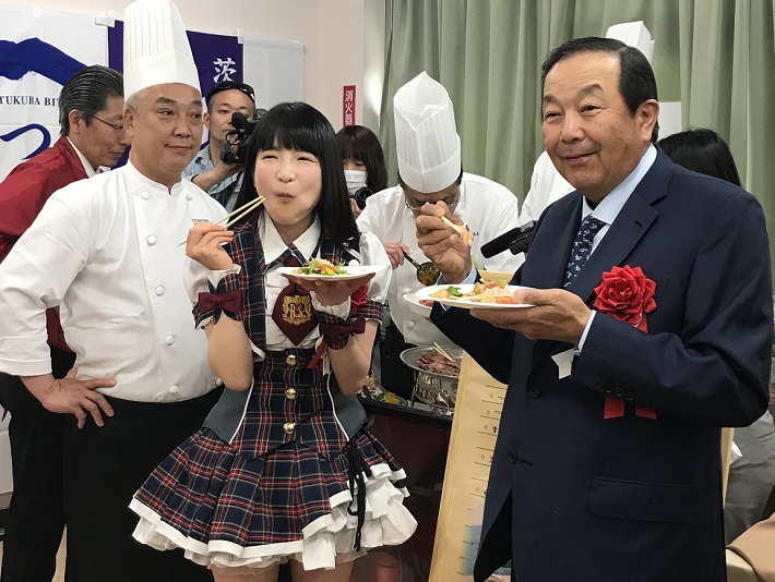 審査委員長陳建一さんと審査委員もえのあずきさん