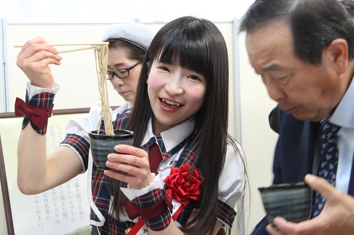 審査委員のもえのあずきさん