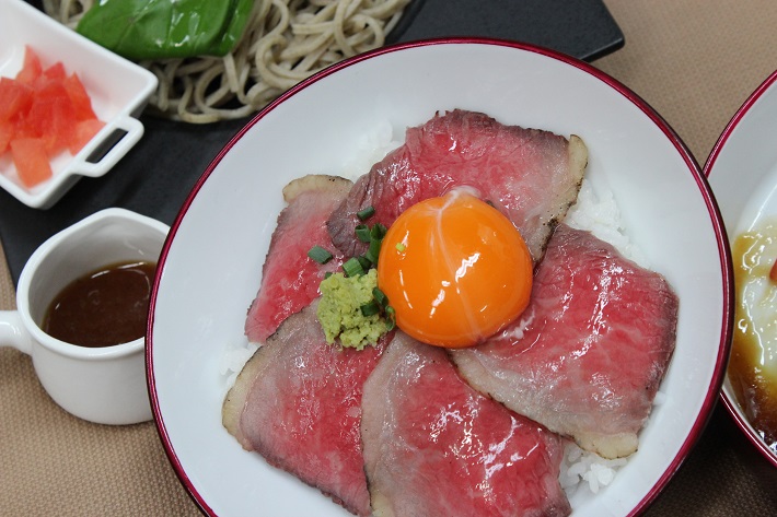 友部SAの常陸牛 低音調理のロースとビーフ丼 奥久慈卵と大子町の本わさびと共に