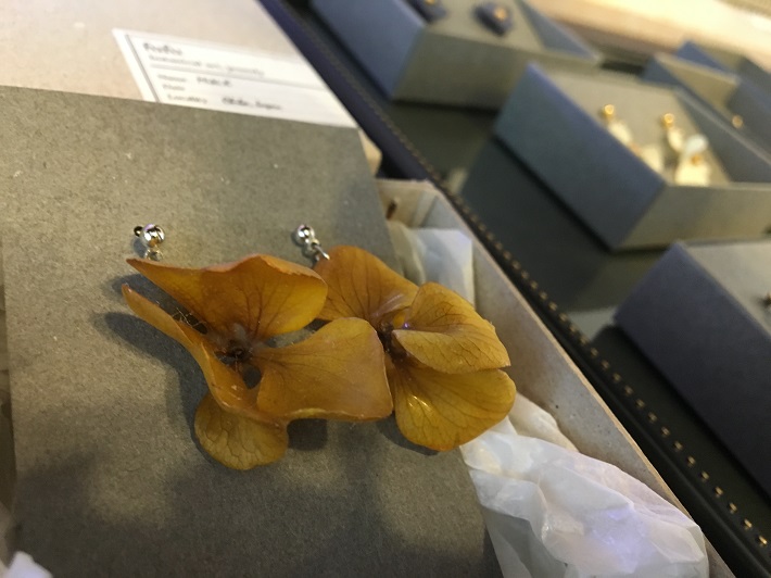 押し花をレジンで加工したオリジナル作品