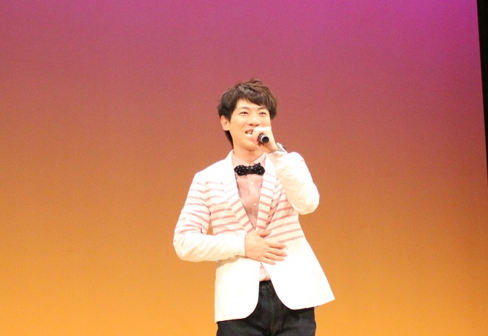 子供たちのためにミニコンサートで歌声を披露する千葉市出身のだいすけお兄さん