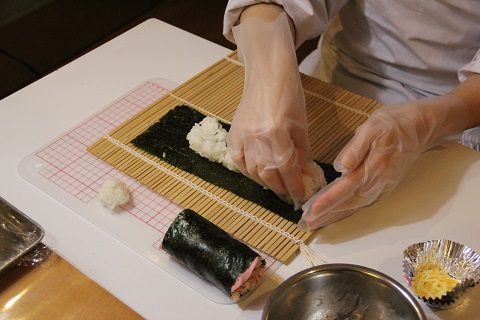 バラの飾り巻き寿司の工程