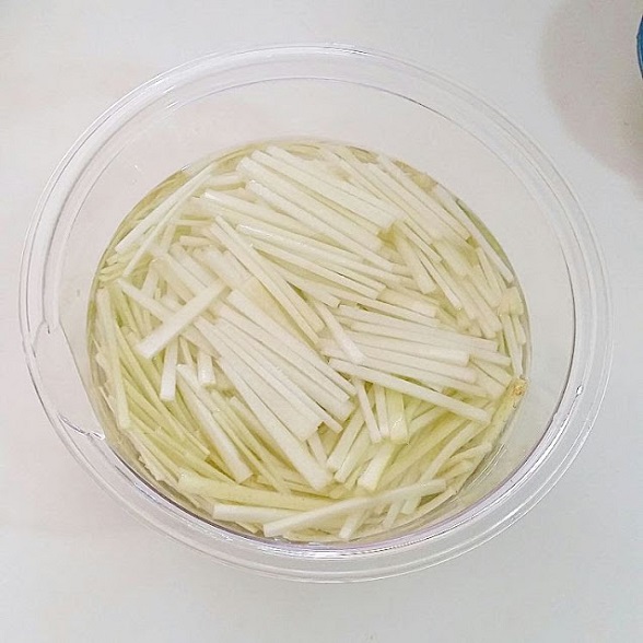 春の味覚「うど」のあく抜きは酢水にさらす