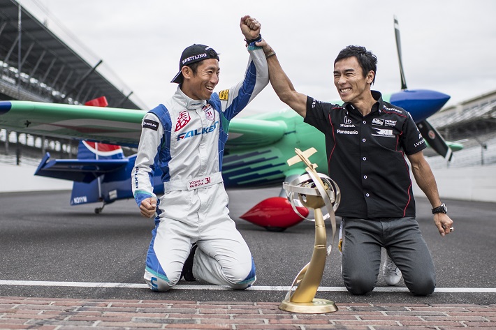 2017年レッドブルエアレース年間王者に輝いた室屋義秀さんの応援にかけつけた元F1レーサー佐藤琢磨さん