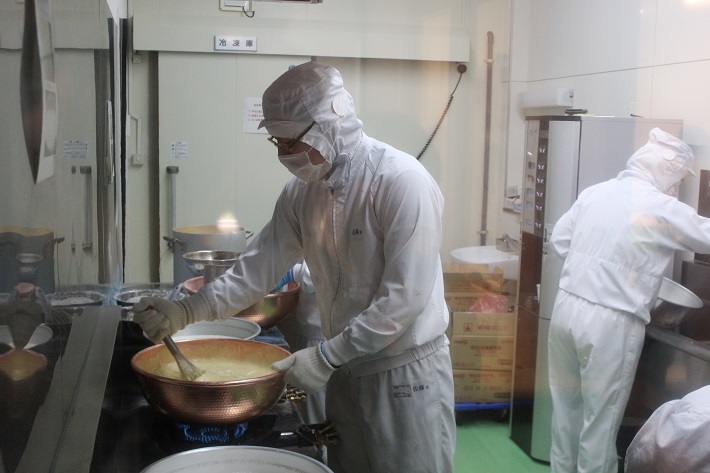 八天堂くりーむパンの命とも言えるカスタードクリームの製造風景
