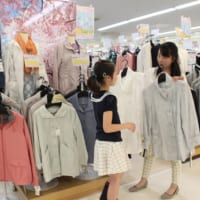 アルコ越谷で服を買う女性と子ども